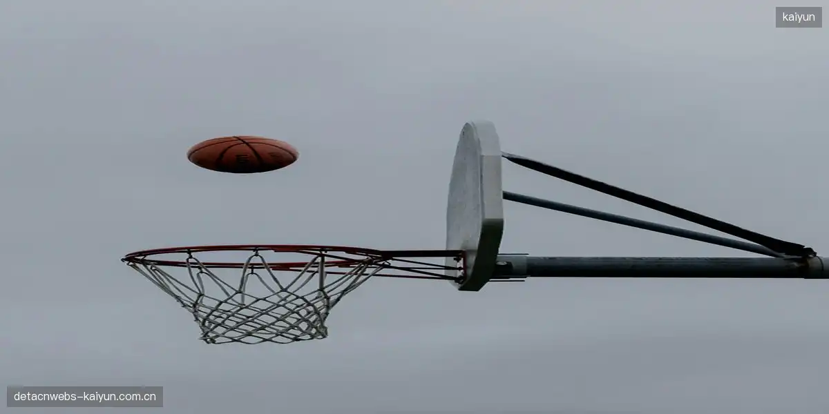 🏀 惊天绝杀逆天改命，对手绝望跪地，篮球美学燃爆全场！🔥